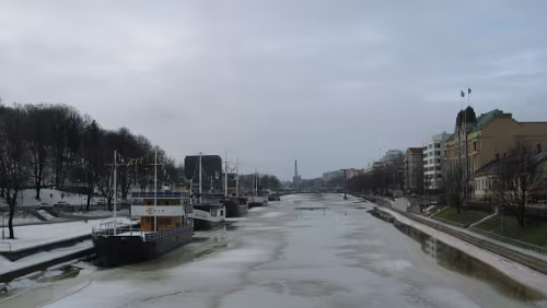 Turku auf einer Brücke über den Aurajoki