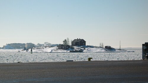 Helsinki Inselchen umschlossen von Treibeis