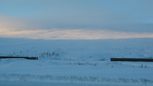 Bognes Auf dem Saltfjelt. Links und Rechts „Tunnel“ für die Eisenbahn