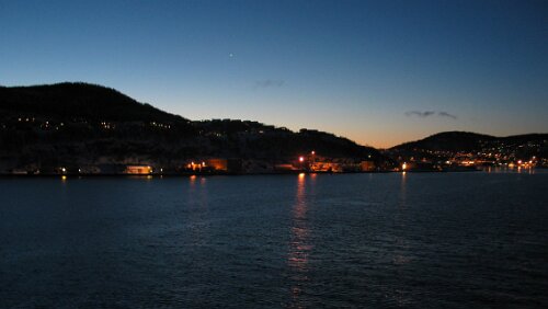 1. Tag Hurtigrute Die M/S Narvik liegt in Harstad