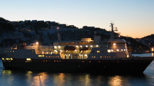 1. Tag Hurtigrute Die M/S Versterålen nähert sich dem Hafen