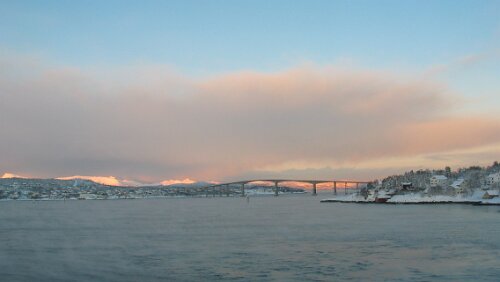 1. Tag Hurtigrute Die Brücke verbindet die (größte norwegische) Insel Senja mit dem Festland