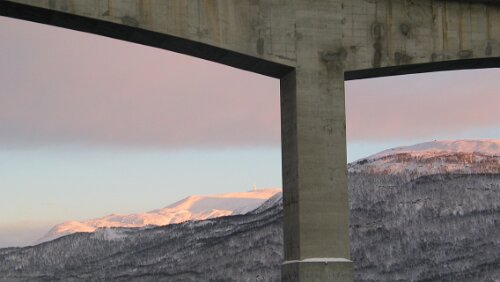 1. Tag Hurtigrute Die Brücke verbindet die (größte norwegische) Insel Senja mit dem Festland