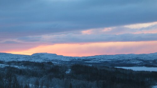 3. Tag Hurtigrute Die Sonne kämpft am Horizont
