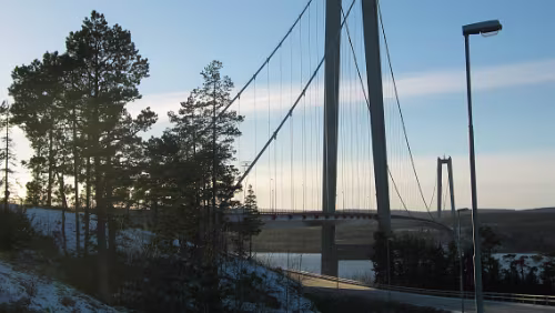 Schweden Die Högakustenbrücke (schwedisch Högakustenbron) ist eine Hängebrücke über den Fluss Ångermanälven in der schwedischen Gemeinde Kramfors. Die 1997 eröffnete...
