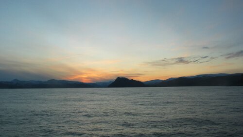 Bergen – Trondheim Die ersten Sonnenstrahlen kämpfen sich durch