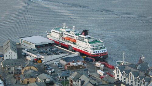 Bergen – Trondheim M/S Polarlys im Hafen von Ålesund