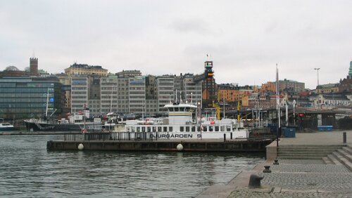 Stockholm Die Fähre nach Djurgården legt gerade an