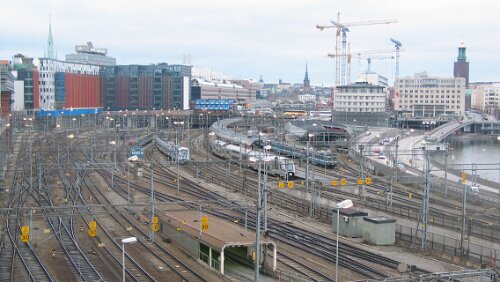 Stockholm T-Centralen von einer Straßenbrücke aus gesehen