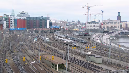 Stockholm T-Centralen von einer Straßenbrücke aus gesehen