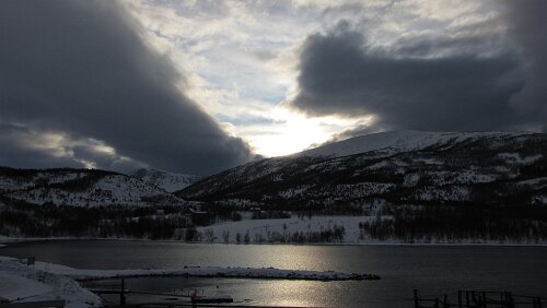 Mosjøen – Harstad Bereits auf der Fähre, die Sonne verschwindet gerade hinter den Bergen