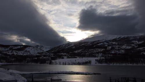 Mosjøen – Harstad Bereits auf der Fähre, die Sonne verschwindet gerade hinter den Bergen