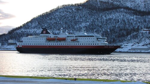 Harstad – Stamsund Die M/S Kong Harald läuft ein