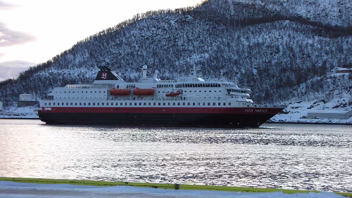 Harstad – Stamsund Die M/S Kong Harald läuft ein