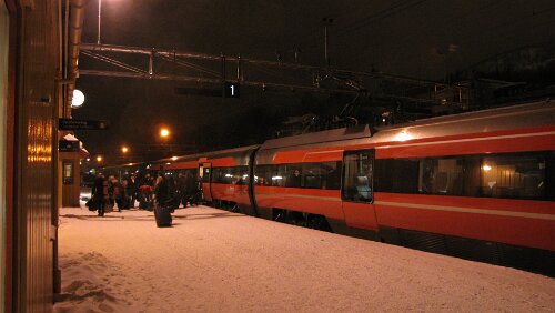 Trondheim – Geilo Bahnhof. Der Zug ist voll besetzt, viele Wintersportler steigen zu oder aus.