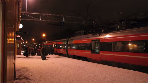 Trondheim – Geilo Bahnhof. Der Zug ist voll besetzt, viele Wintersportler steigen zu oder aus.