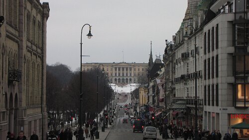 Geilo – Oslo Auf der Karl Johans gate, mit Blick auf das Königliche Schloss