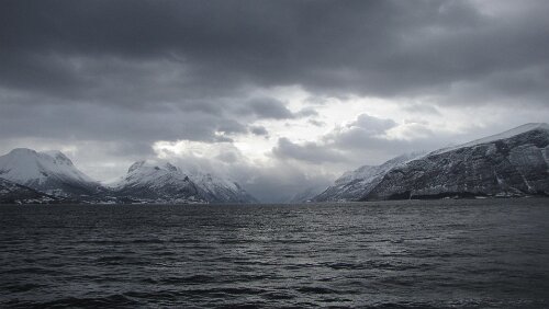 Ålesund – Bergen Warten auf die Fähre Solavågen - Festøya