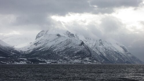 Ålesund – Bergen Warten auf die Fähre Solavågen - Festøya
