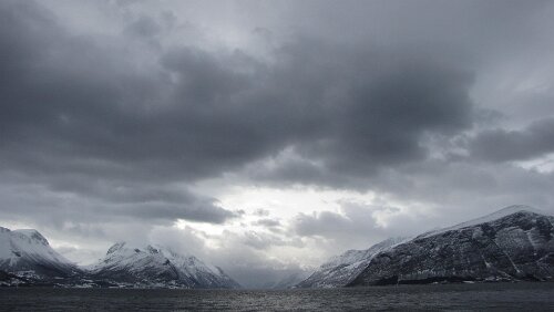 Ålesund – Bergen Warten auf die Fähre Solavågen - Festøya