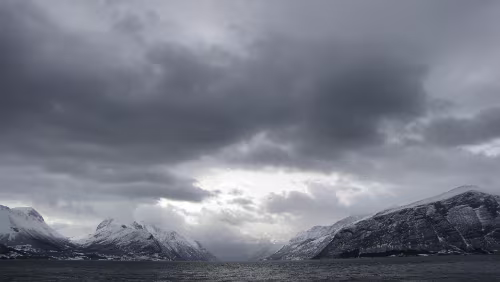 Ålesund – Bergen Warten auf die Fähre Solavågen - Festøya