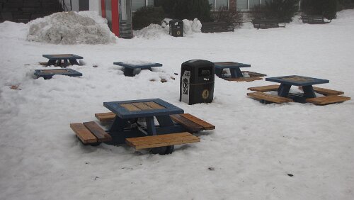 Bergen Das nächste Picknick an diesen Tischen wird noch etwas auf sich warten lassen