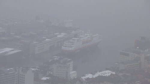 Bergen Das Hurtigruten-Schiff taucht aus dem Dunst auf