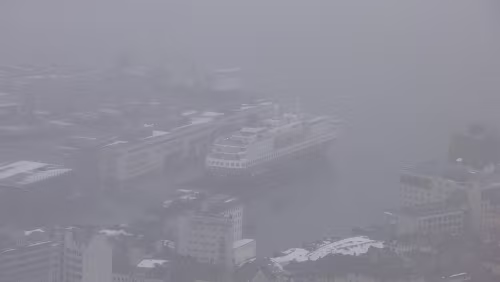 Bergen Das Hurtigruten-Schiff taucht aus dem Dunst auf