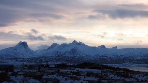 Hurtigrute Bodø – Svolvær Berge hinter Bodø