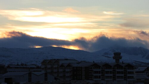 Hurtigrute Bodø – Svolvær Die Sonne kämpft, schaft es aber nicht wirklich. Letzter Tag mit Sonnenaufgang ist der 15.12.
