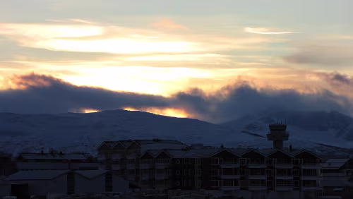 Hurtigrute Bodø – Svolvær Die Sonne kämpft, schaft es aber nicht wirklich. Letzter Tag mit Sonnenaufgang ist der 15.12.