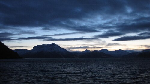 Hurtigrute Stokmarknes – Skervøy Die Sonne erhellt langsam den Himmel