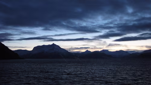 Hurtigrute Stokmarknes – Skervøy Die Sonne erhellt langsam den Himmel