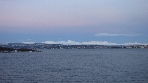 Hurtigrute Stokmarknes – Skervøy Baby-blau und baby-rosa farbener Himmel
