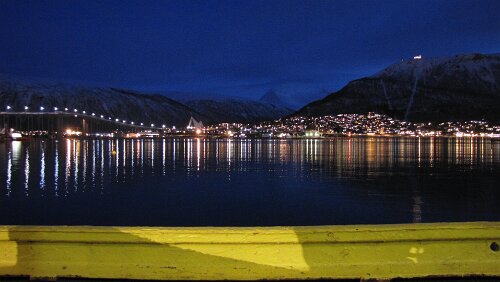Hurtigrute Stokmarknes – Skervøy Tromsøbrua und Ishavskatedralen