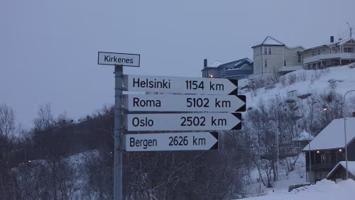 Hurtigrute Båtsfjord – Berlevåg Wegweiser am Ortsausgang