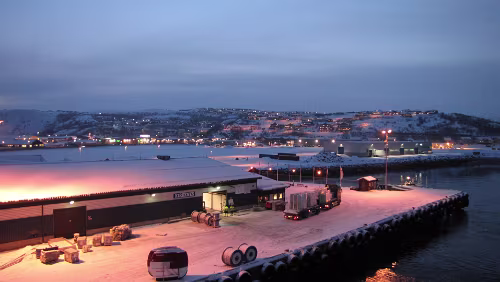 Hurtigrute Båtsfjord – Berlevåg Blick vom Hafen auf die Stadt
