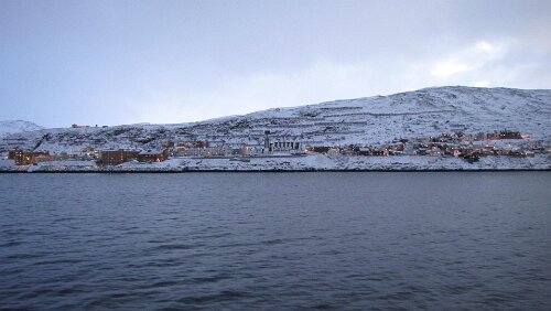Hurtigrute Mehamn – Tromsø Hammerfest, links der Berg Salen