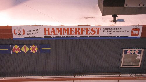 Hurtigrute Mehamn – Tromsø „On Top of the World“ oder „Die nördlichste Stadt der Welt“ (70° 39′48″ nördlicher Breite, ca. 1.000 km nördlich des Polarkreises).