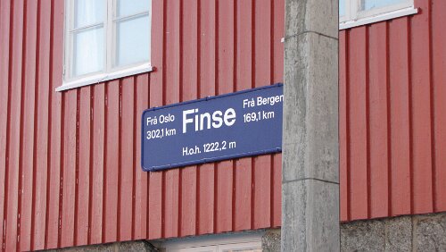 Bergen – Stockholm C Finse stasjon. Nach Olso 302,1 km, nach Bergen 169,1 km, Höhe über dem Meeresspiegel 1222,2 m