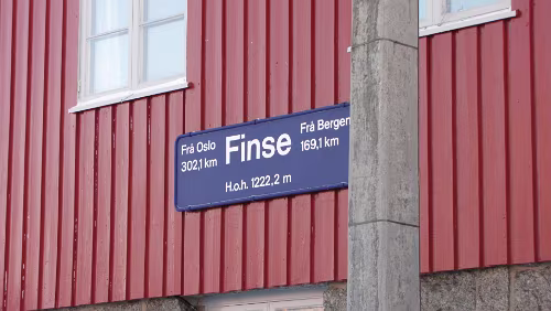 Bergen – Stockholm C Finse stasjon. Nach Olso 302,1 km, nach Bergen 169,1 km, Höhe über dem Meeresspiegel 1222,2 m