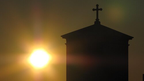 Stockholm C – København H Die Spitze von Vor Frue Kirke im Gegenlicht