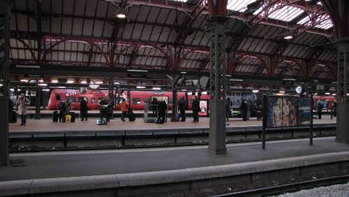 København H – Oslo S Warten in København H auf den Zug nach Göteborg