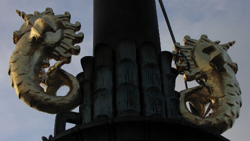 København H – Oslo S Figuren an einer Säule am Gustav Adolfs Torg