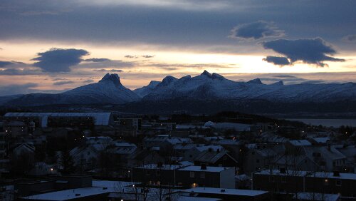 Trondheim – Bodø – Svolvær Berge hinter dem Saltfjorden