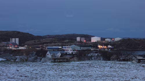 Trondheim – Bodø – Svolvær Industrieanlagen auf der Insel Burøya