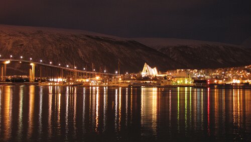 Stokmarknes – Skjervøy Tromsøbrua und Ishavskatedralen