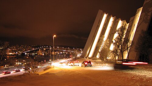 Stokmarknes – Skjervøy Tromsøbrua und Ishavskatedralen