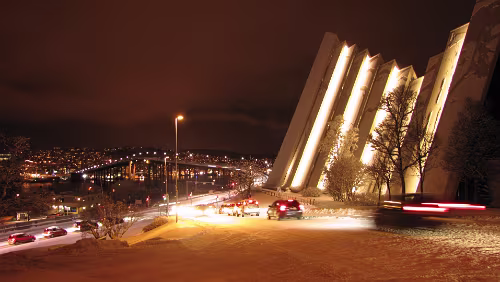 Stokmarknes – Skjervøy Tromsøbrua und Ishavskatedralen