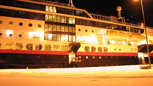Øksfjord – Hammerfest – Karasjok – Tana bru – Berlevåg Die M/S Midnatsol läuft ein